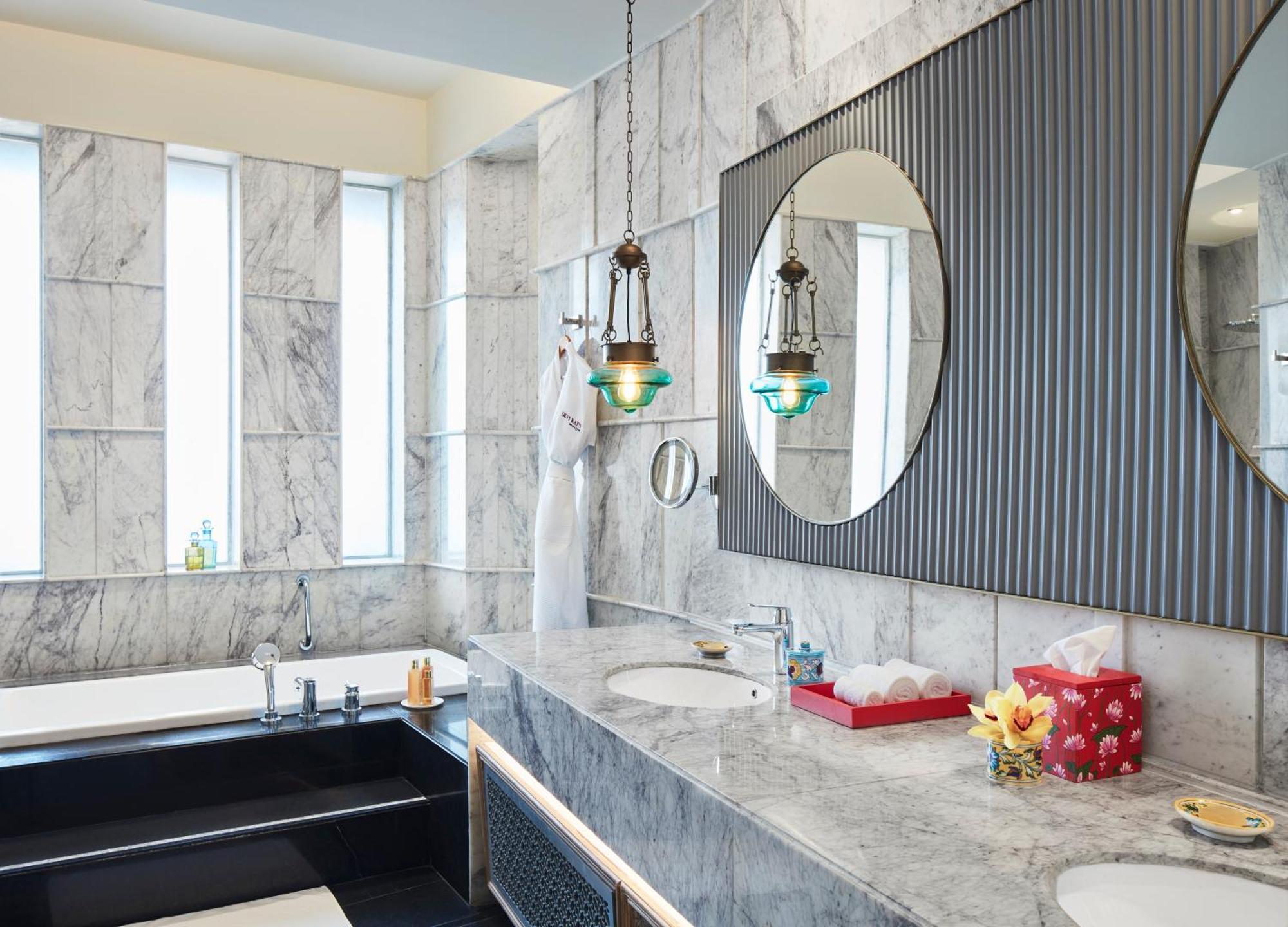 Luxury Room twin Bed Bathtub